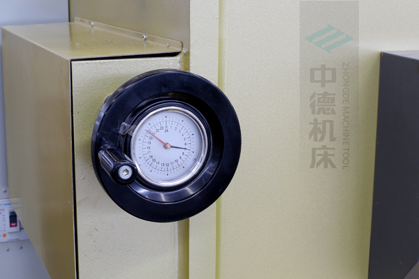 ZDG-832刀片間隙調(diào)節(jié)裝置,設(shè)置在機(jī)架前面,并有刻度顯示,調(diào)節(jié)方便.jpg ZDG-832刀片間隙調(diào)節(jié)裝置,設(shè)置在機(jī)架前面,并有刻度顯示,調(diào)節(jié)方便.jpg