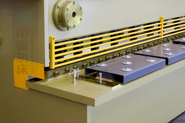 ZDG-832滾珠前托料及穿透型防護(hù)欄.jpg ZDG-832滾珠前托料及穿透型防護(hù)欄.jpg