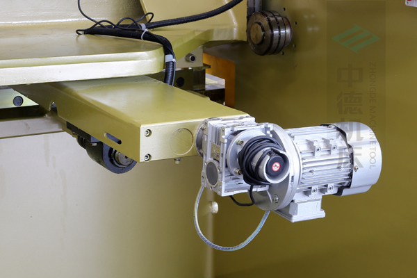 ZDG-832后擋料驅(qū)動結(jié)構(gòu),擁有強(qiáng)大扭矩.jpg ZDG-832后擋料驅(qū)動結(jié)構(gòu),擁有強(qiáng)大扭矩.jpg