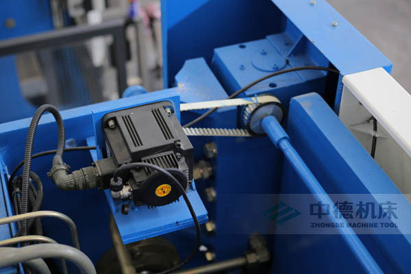 ZDPK-10032配有Y軸伺服定位功能，能精確有效提高Y軸精度，并使工作效率明顯提高